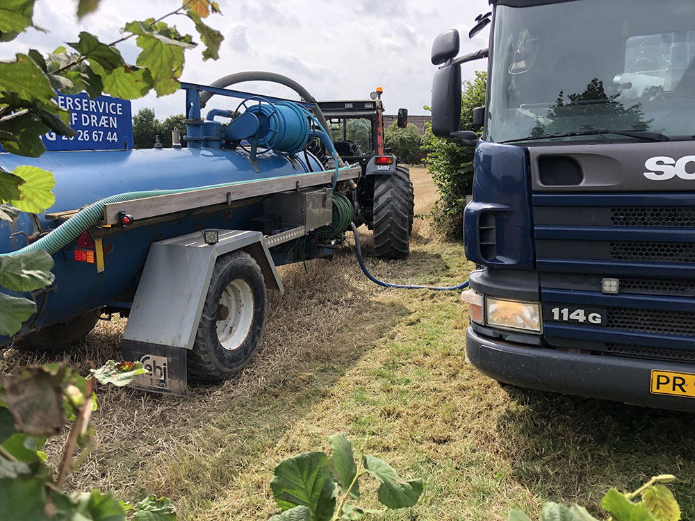 Traktor-slamsugning Traktor slamsuger på mark